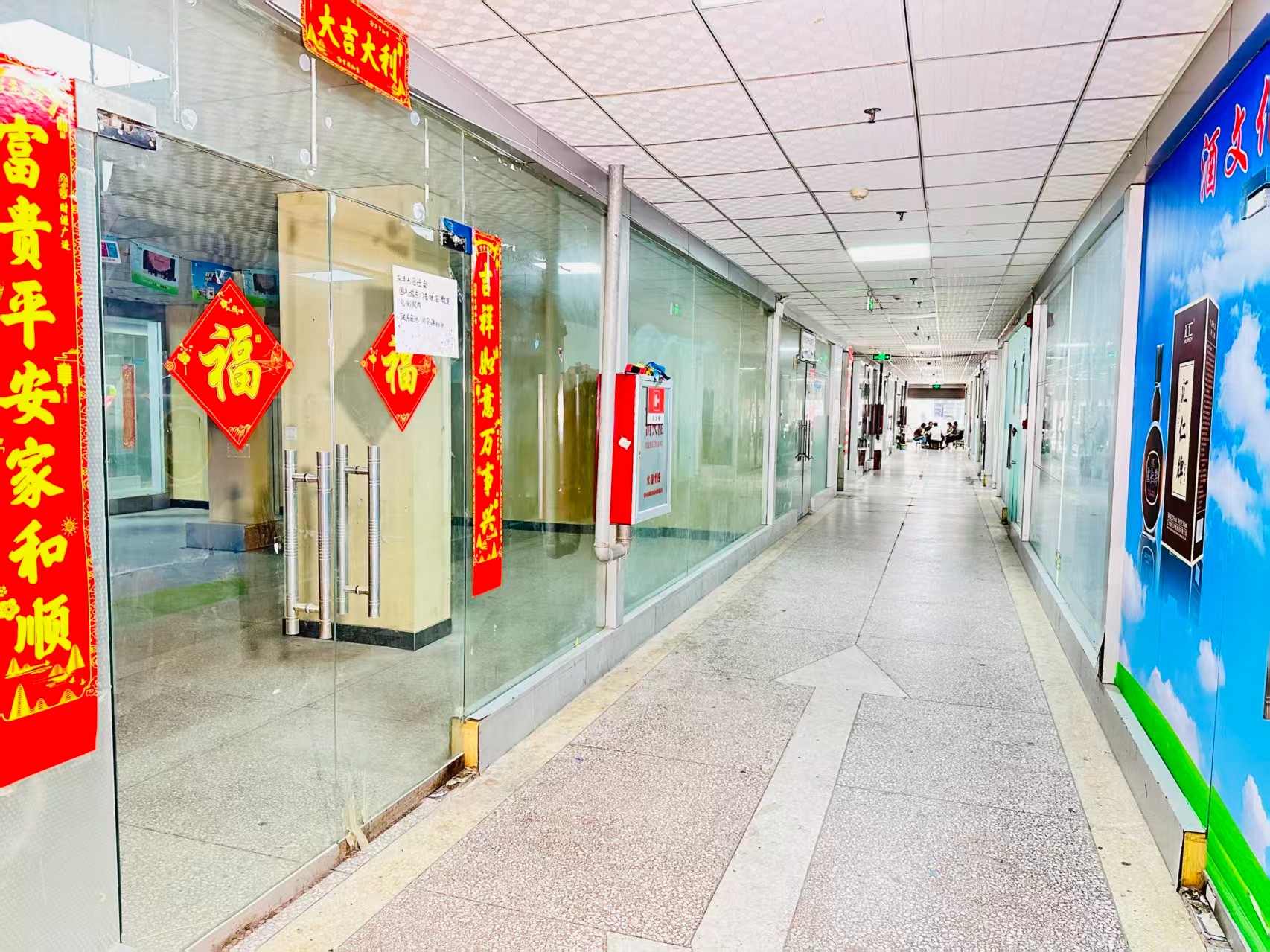 望春路园区位于洛阳市老城区春都路商贸核心区域，周边商业氛围成熟，交通便利，配套完善。依托传统副食品商贸资源，园区具备良好的经营基础和人气优势，是企业办公、商品展示、批发零售及创业发展的理想选择。